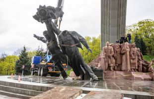 Frații Klitschko au demolat un monument care simboliza unitatea dintre Ucraina și Rusia: „Nu distrugi țara prietenului tău!”