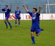 Alexandru Andrași, bucurându-se de gol în blatul stricat din 2001