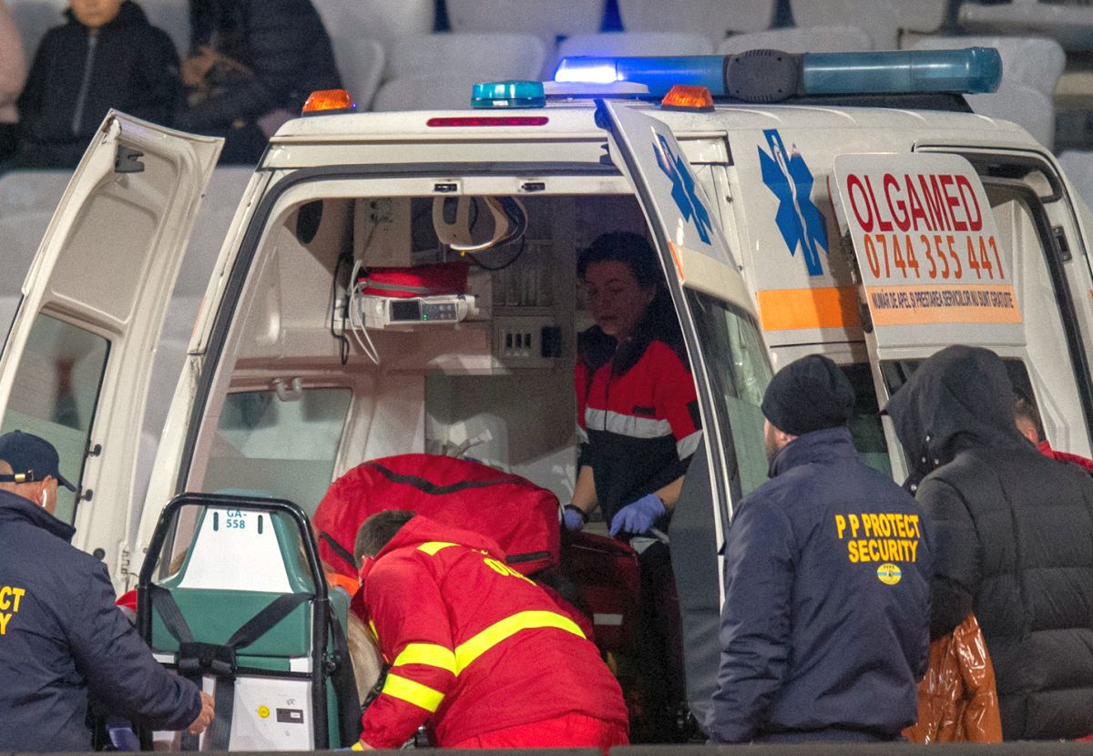 Emoții la Cluj, în semifinala Universitatea - UTA: luată de ambulanță, după ce i s-a făcut rău