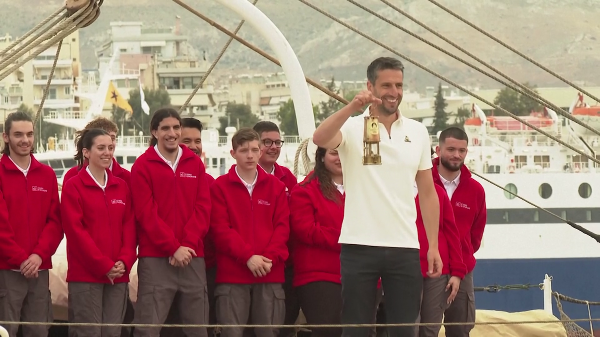 Flacăra olimpică a plecat din Grecia spre Franța » Imagini de la festivitatea specială din portul Pireu