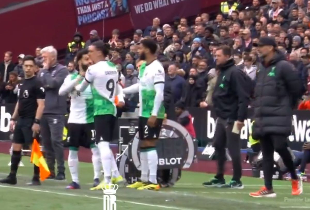 Scene șocante în West Ham - Liverpool » Salah a sărit la Klopp, pe marginea terenului! A fost nevoie de intervenția colegilor