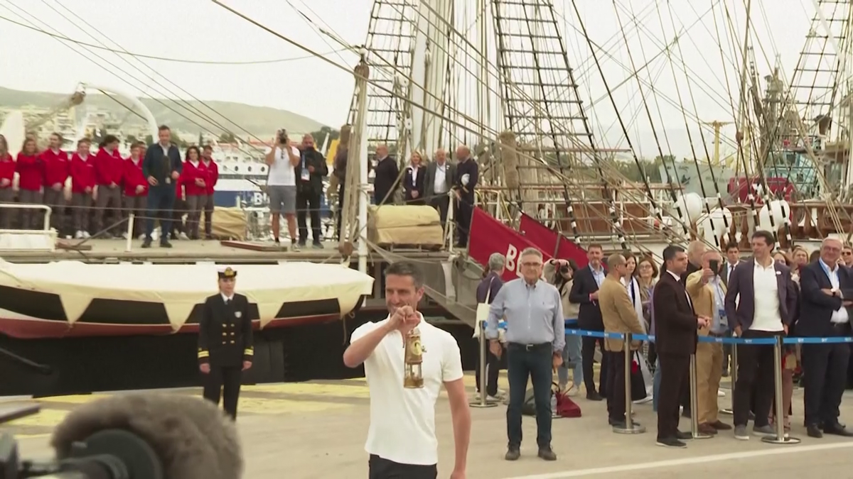 Flacăra olimpică a plecat din Grecia spre Franța » Imagini de la festivitatea specială din portul Pireu
