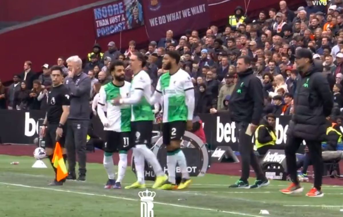 Scene șocante în West Ham - Liverpool » Salah a sărit la Klopp, pe marginea terenului! A fost nevoie de intervenția colegilor