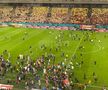 Suporterii FCSB au intrat pe gazon