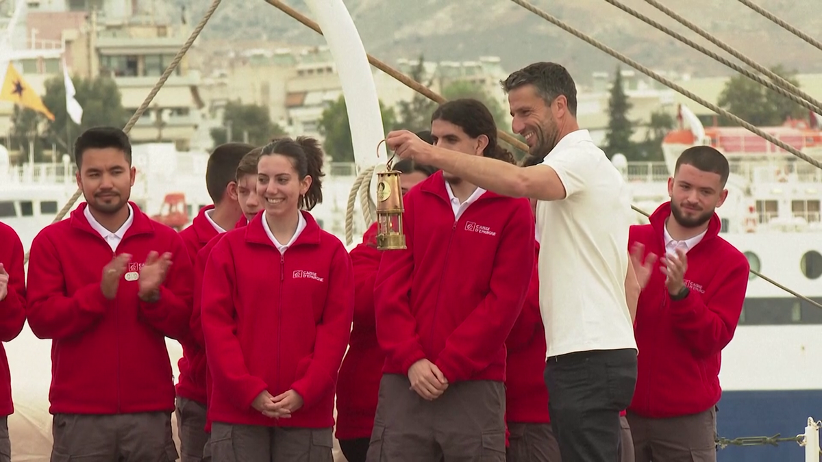 Flacăra olimpică a plecat din Grecia spre Franța » Imagini de la festivitatea specială din portul Pireu