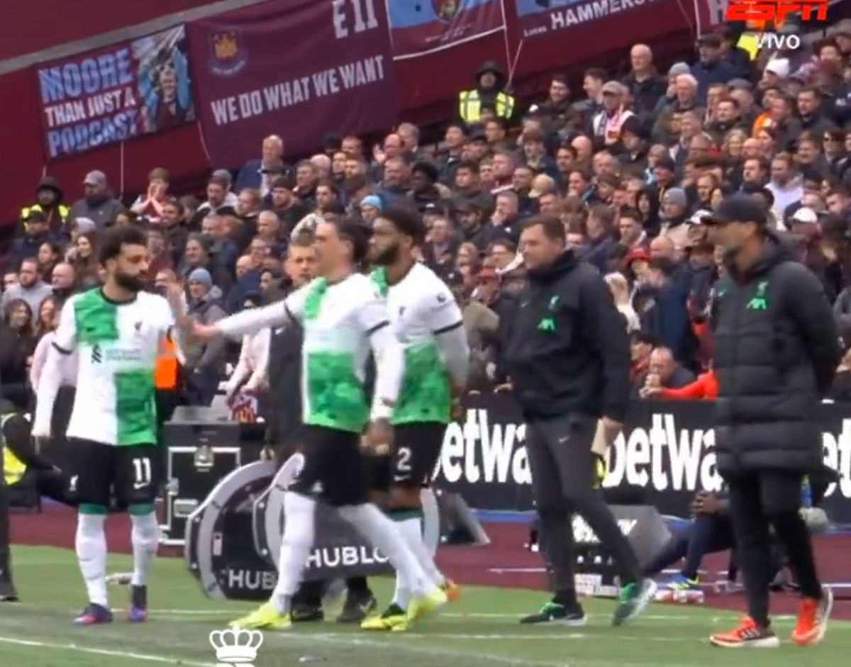 Scene șocante în West Ham - Liverpool » Salah a sărit la Klopp, pe marginea terenului! A fost nevoie de intervenția colegilor