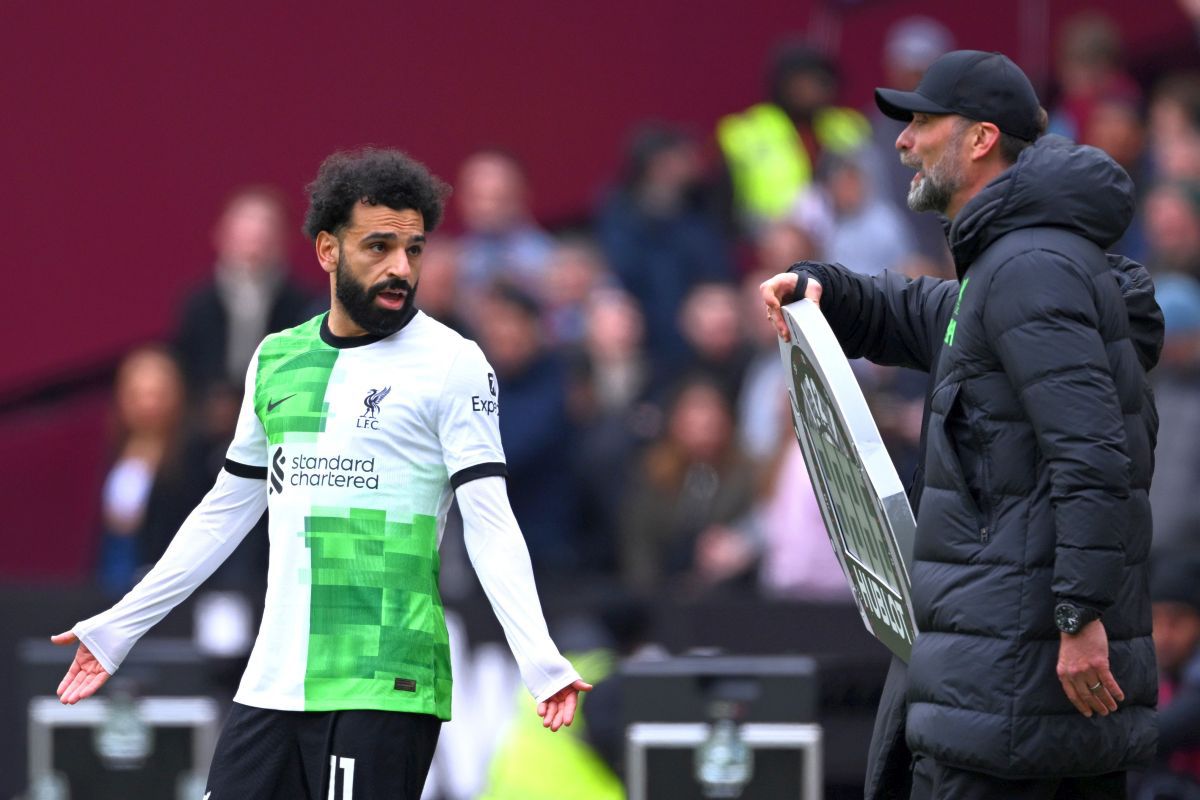 Scene șocante în West Ham - Liverpool » Salah a sărit la Klopp, pe marginea terenului! A fost nevoie de intervenția colegilor