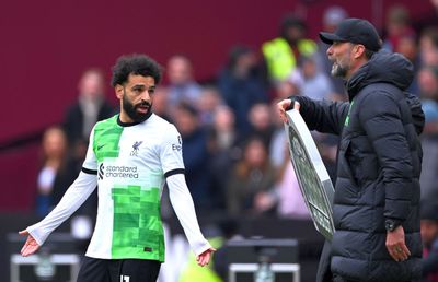 Scene șocante în West Ham - Liverpool » Salah a sărit la Klopp, pe marginea terenului! A fost nevoie de intervenția colegilor