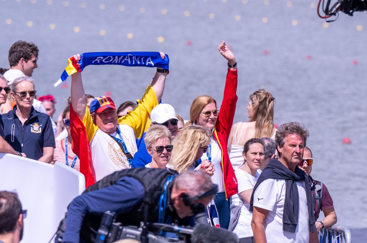 Barca feminină de patru rame-argint