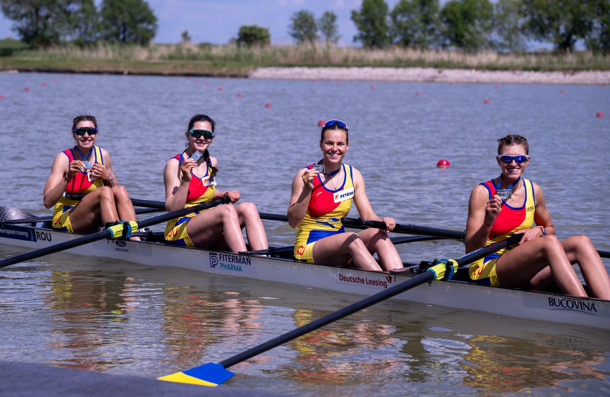 Barca feminină de patru rame-argint