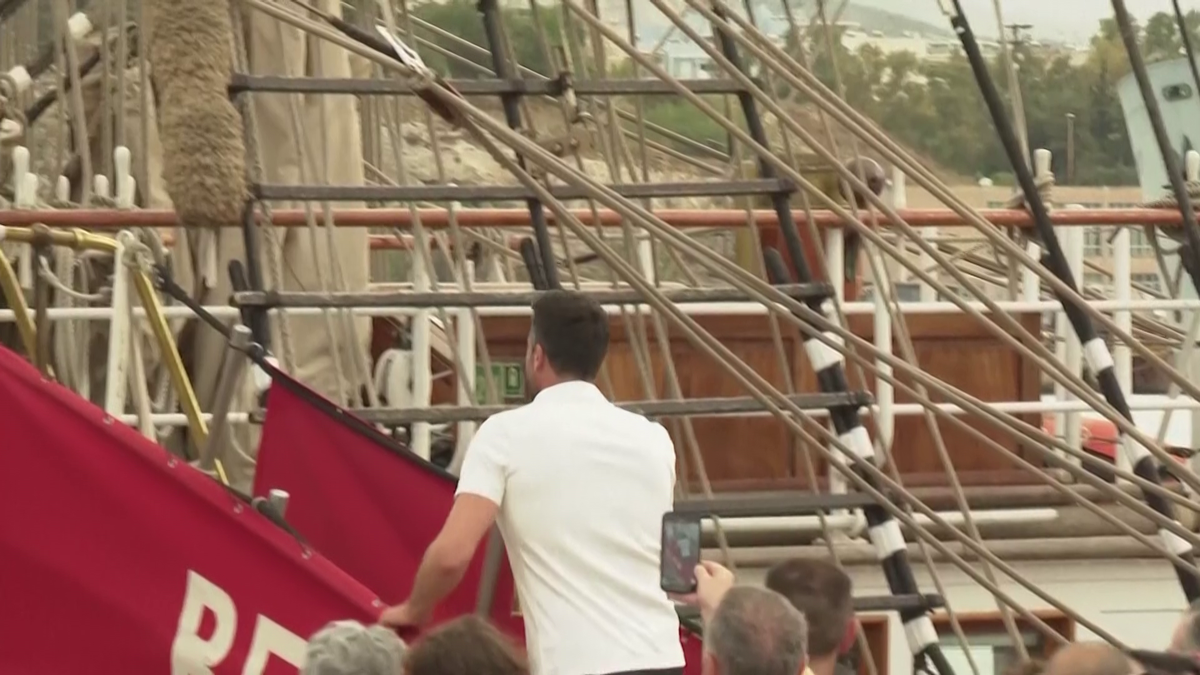 Flacăra olimpică a plecat din Grecia spre Franța » Imagini de la festivitatea specială din portul Pireu