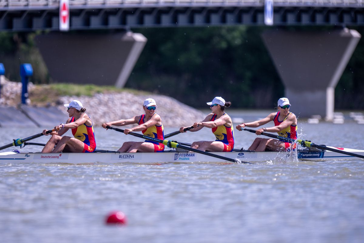 Barca feminină de patru rame-argint