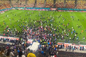 Suporterii FCSB au intrat pe teren și au dat drumul la nebunie » Ce s-a întâmplat pe Arena Națională