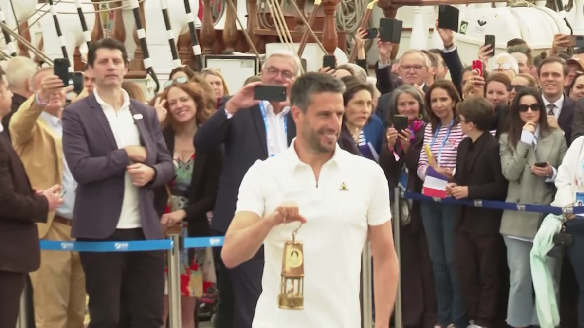 Flacăra olimpică a plecat din Grecia spre Franța » Imagini de la festivitatea specială din portul Pireu