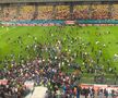 Suporterii FCSB au intrat pe gazon