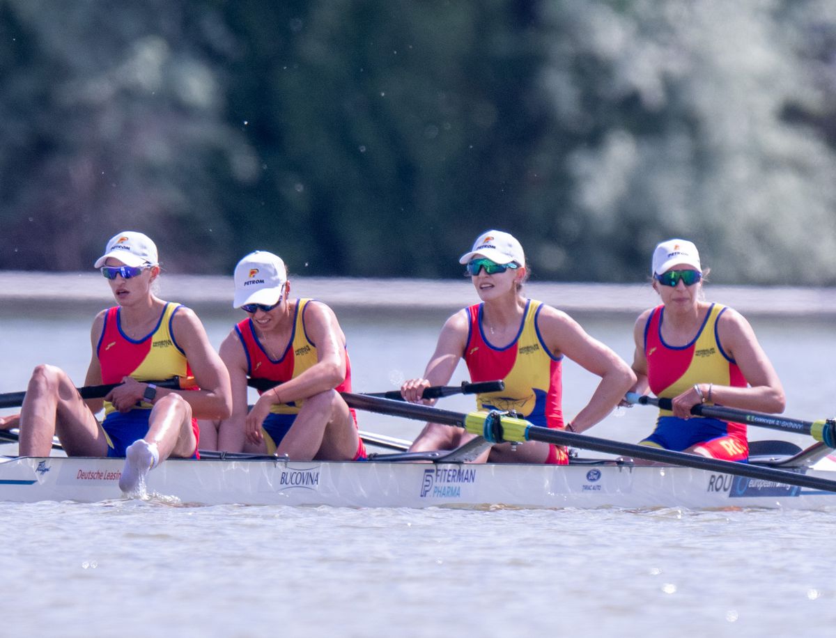 Barca feminină de patru rame-argint