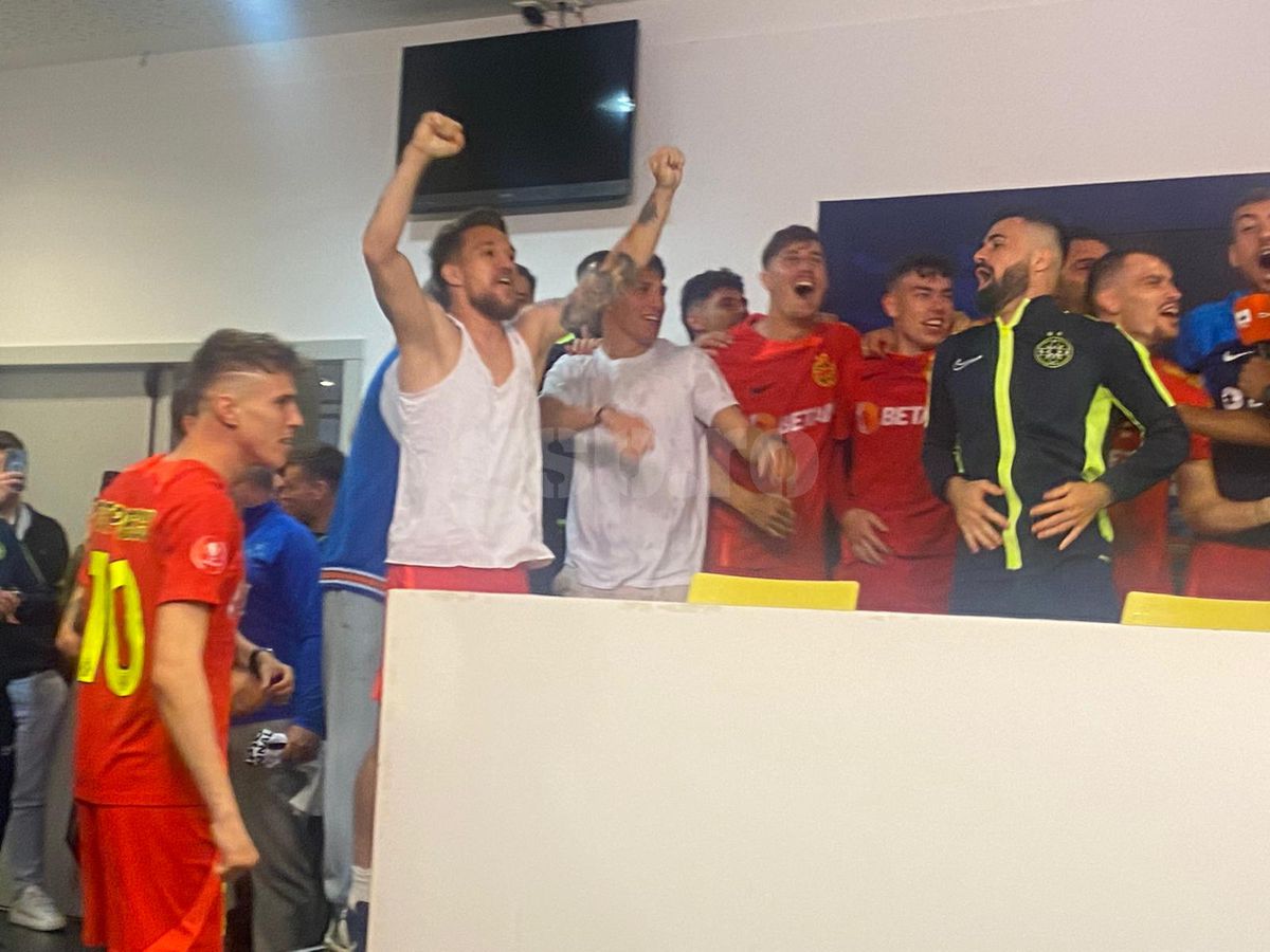 Imagini din interiorul petrecerii de titlu » Manele, ironii, înjurături și scandări rasiste către Rapid: „Vine iarna până veniți voi! Am avut și vom avea mereu...”