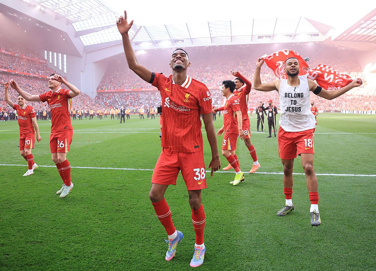 Imagini antologice de la petrecerea de titlu a lui Liverpool » Arne Slot, dedicație specială pentru Jurgen Klopp