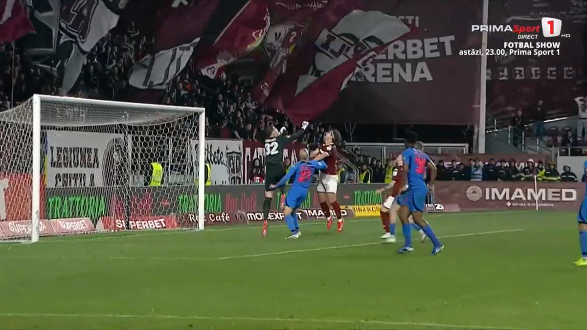 Radu Petrescu i-a refuzat Rapidului un penalty, după ce Christensen a fost tamponat de Târnovanu: „Decizie eronată”