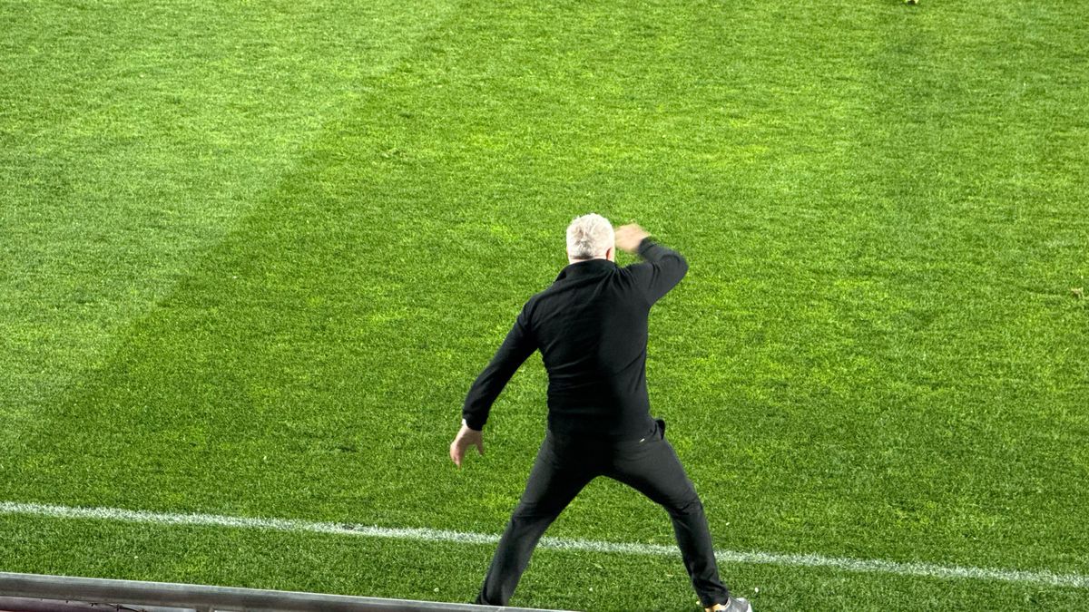 Ultrașii Rapidului nu l-au iertat pe Marius Șumudică: mesajul afișat în peluză în minutul 1
