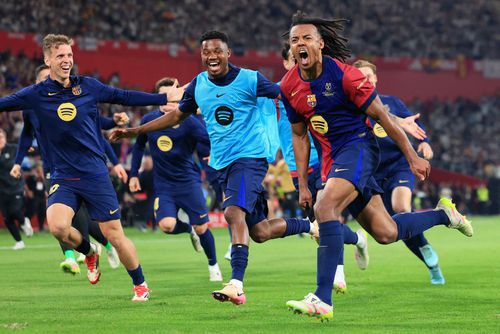 Jules Kounde (dreapta), omul meciului pentru Hansi Flick / Foto: GettyImages