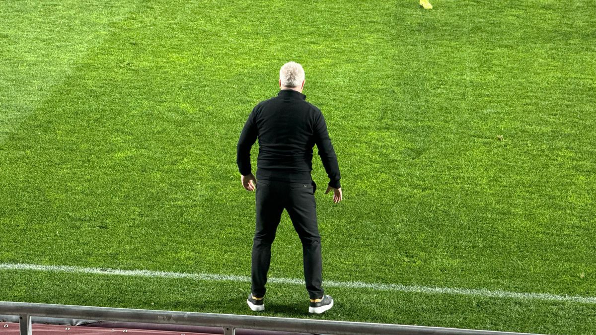 Marius Șumudică s-a dat cu capul de bancă în prima repriză din Rapid - FCSB: „Ăla e fundaș central, bă băiatule, bă?!”