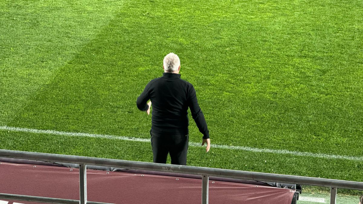 Ultrașii Rapidului nu l-au iertat pe Marius Șumudică: mesajul afișat în peluză în minutul 1
