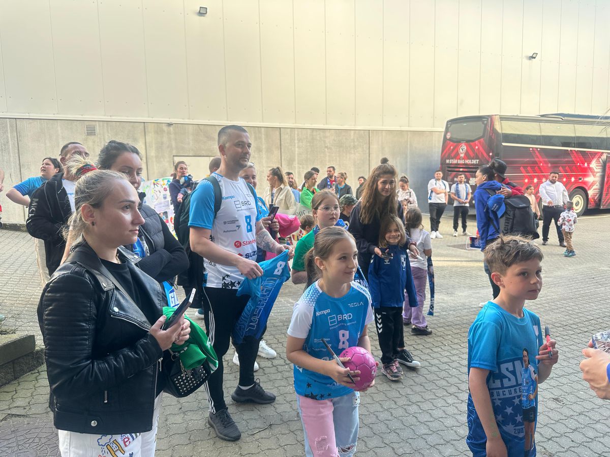 Ieșire blocată » Imagini surprinse după Esbjerg - CSM București. Pintea a scos capul pe ușa vestiarului: „Nicio șansă”