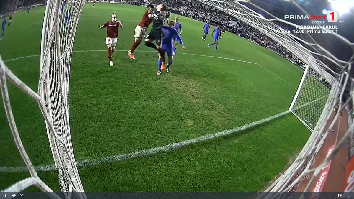 Radu Petrescu i-a refuzat Rapidului un penalty, după ce Christensen a fost tamponat de Târnovanu: „Decizie eronată”