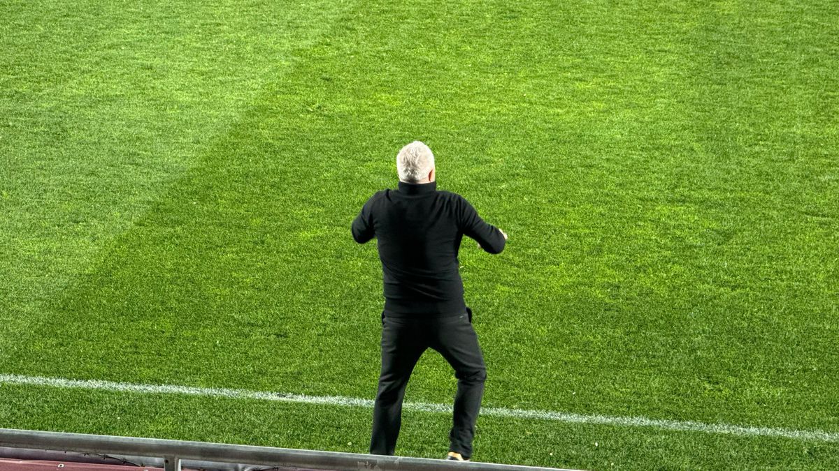 Ultrașii Rapidului nu l-au iertat pe Marius Șumudică: mesajul afișat în peluză în minutul 1