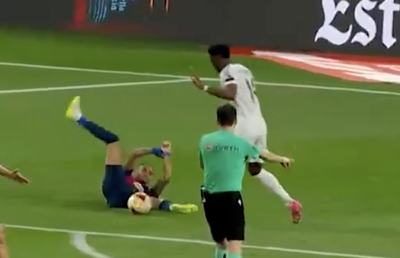 „Îți arat ca să vezi” » Dialogul care a dus la anularea penalty-ului din prelungirile meciului Barcelona - Real Madrid