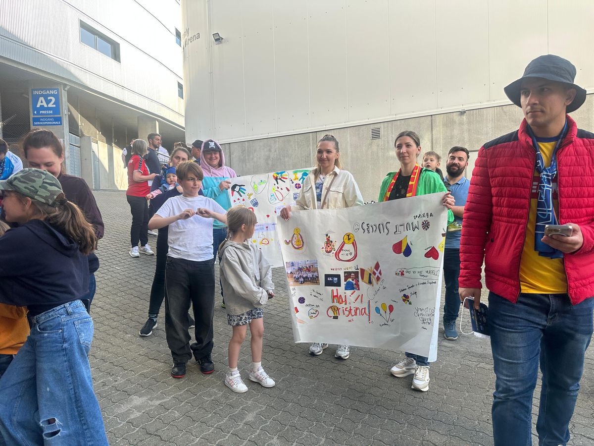 Ieșire blocată » Imagini surprinse după Esbjerg - CSM București. Pintea a scos capul pe ușa vestiarului: „Nicio șansă”