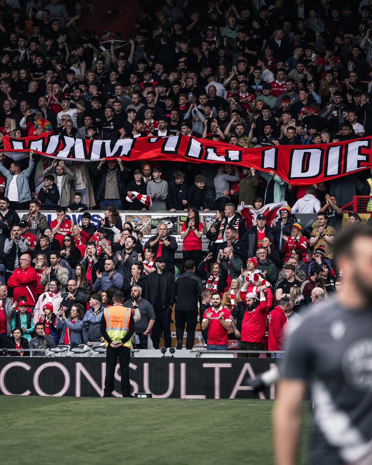 Echipa lui Ryan Reynolds, definitiv în istoria fotbalului englez » A promovat în Championship, iar fanii au invadat terenul