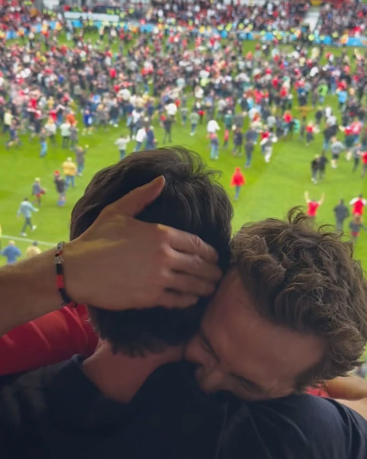 Echipa lui Ryan Reynolds, definitiv în istoria fotbalului englez » A promovat în Championship, iar fanii au invadat terenul