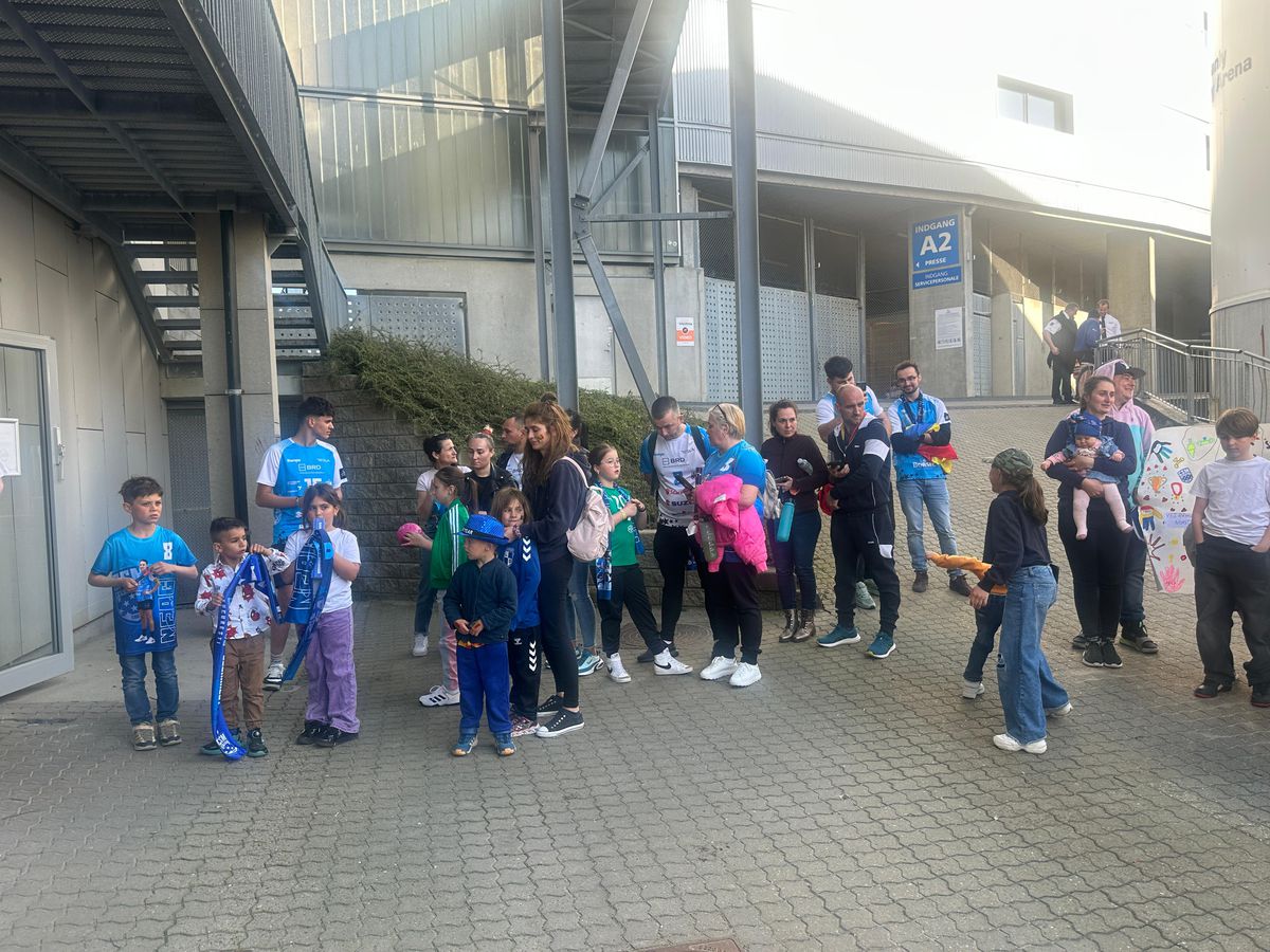 Ieșire blocată » Imagini surprinse după Esbjerg - CSM București. Pintea a scos capul pe ușa vestiarului: „Nicio șansă”