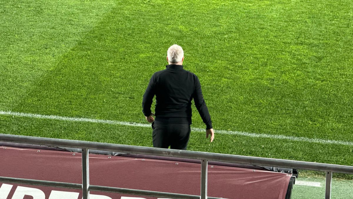 Ultrașii Rapidului nu l-au iertat pe Marius Șumudică: mesajul afișat în peluză în minutul 1