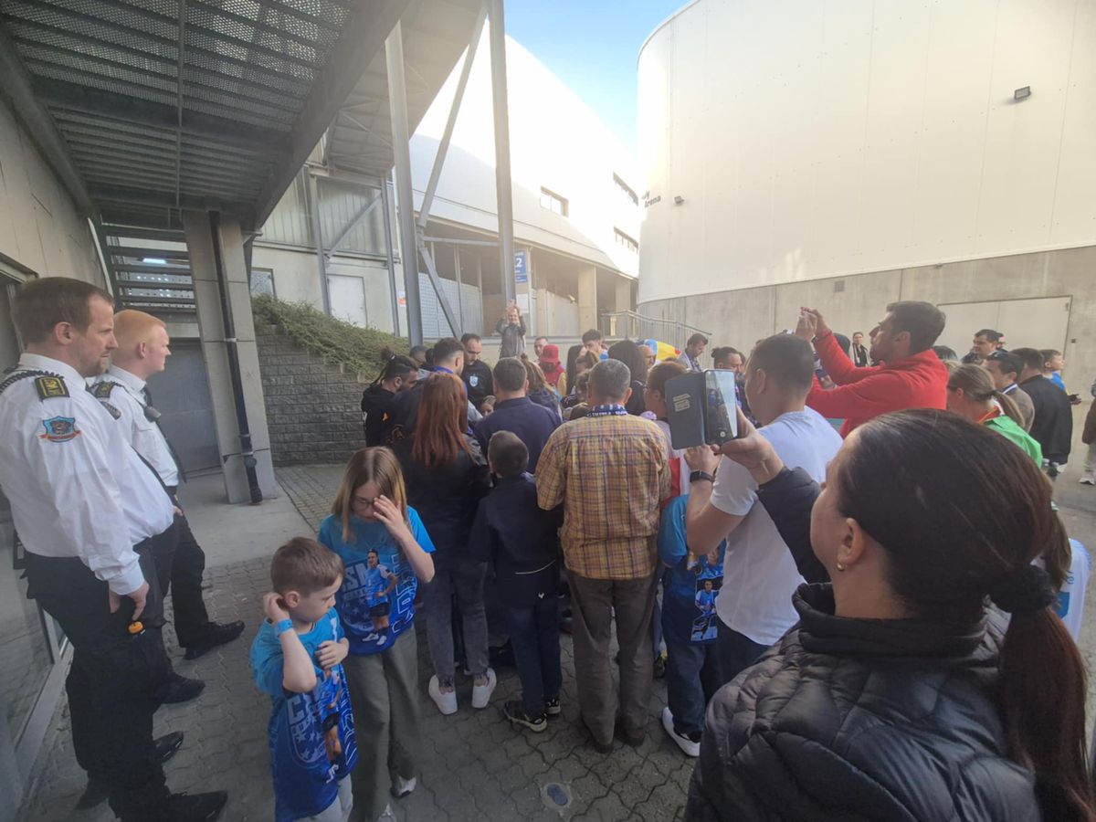Ieșire blocată » Imagini surprinse după Esbjerg - CSM București. Pintea a scos capul pe ușa vestiarului: „Nicio șansă”