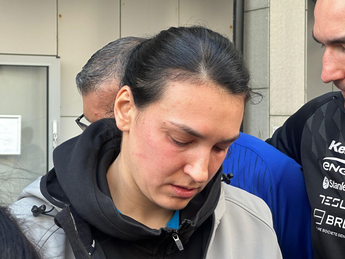 Ieșire blocată » Imagini surprinse după Esbjerg - CSM București. Pintea a scos capul pe ușa vestiarului: „Nicio șansă”