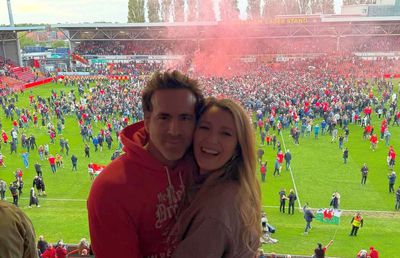 Echipa lui Ryan Reynolds, definitiv în istoria fotbalului englez » A promovat în Championship, iar fanii au invadat terenul