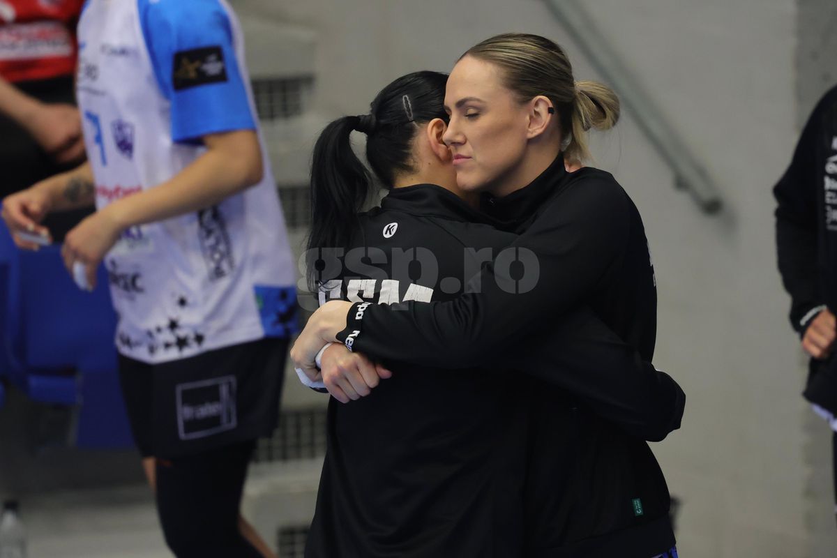 Cristina Neagu, moment emoționant înainte de Esbjerg - CSM București // FOTO: Ionuț Iordache (GSP.ro)