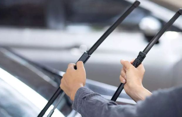 Este infracțiune să ridici ștergătoarele mașinilor în parcare?! Ce riscă șoferii din România