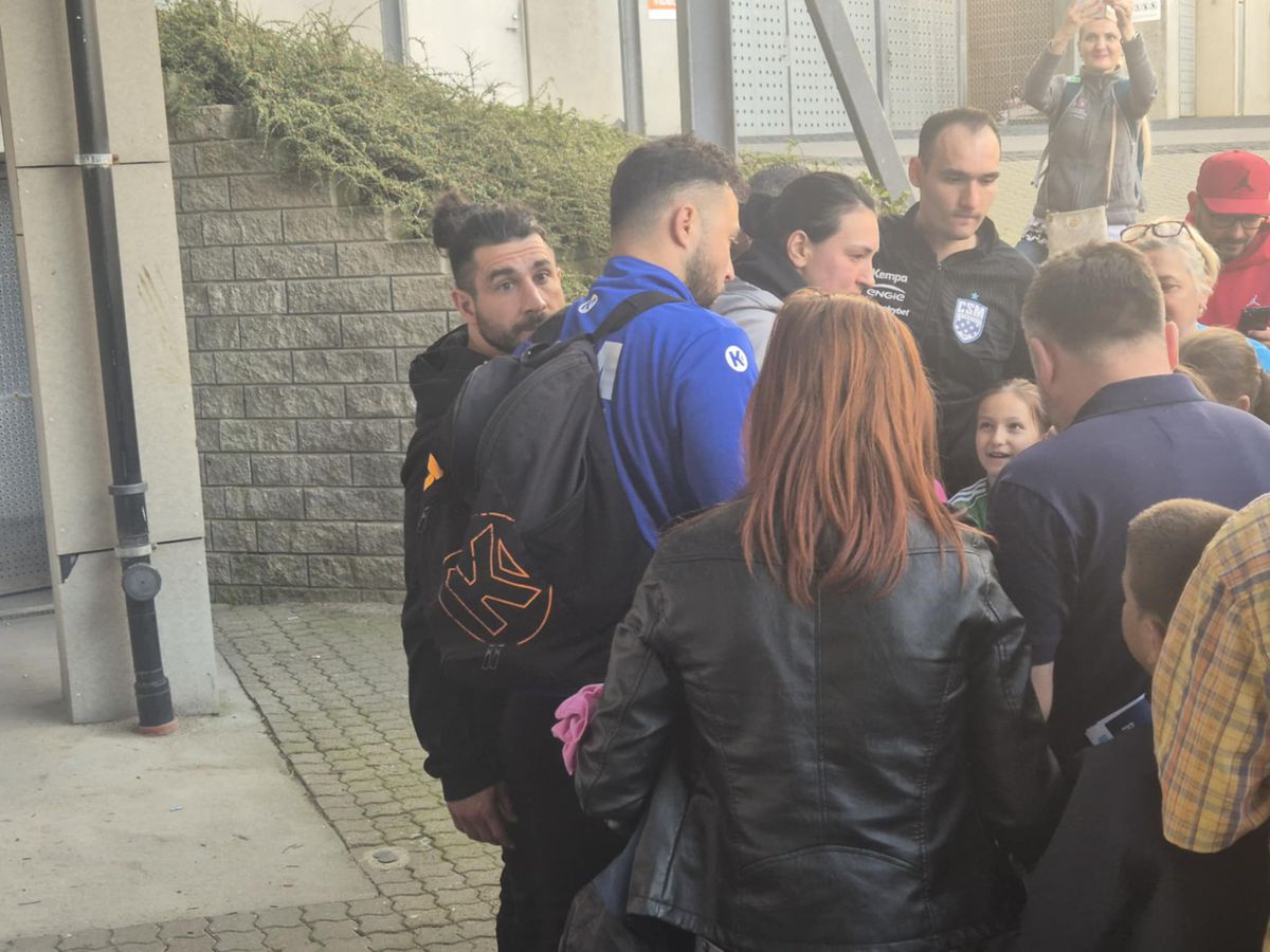 Ieșire blocată » Imagini surprinse după Esbjerg - CSM București. Pintea a scos capul pe ușa vestiarului: „Nicio șansă”