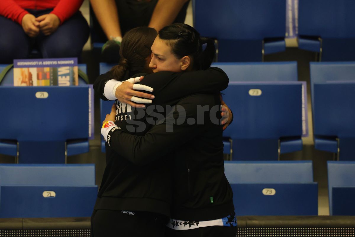 Cristina Neagu, moment emoționant înainte de Esbjerg - CSM București // FOTO: Ionuț Iordache (GSP.ro)