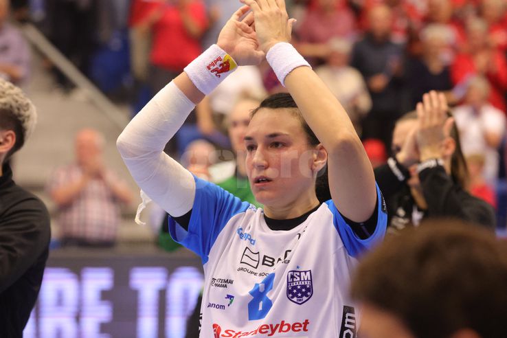 Cristina Neagu, în lacrimi după ultimul meci din carieră în Champions League/ foto: Ionuț Iordache (GSP)