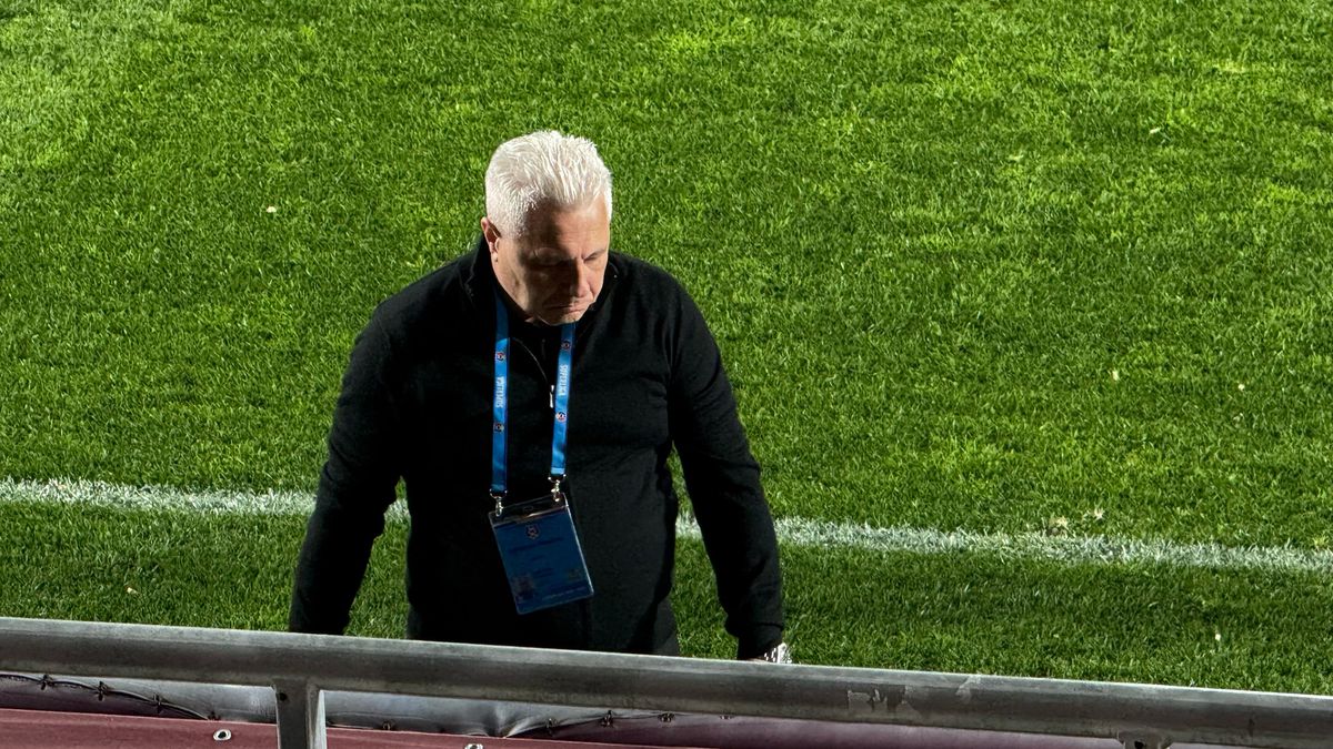 Ultrașii Rapidului nu l-au iertat pe Marius Șumudică: mesajul afișat în peluză în minutul 1