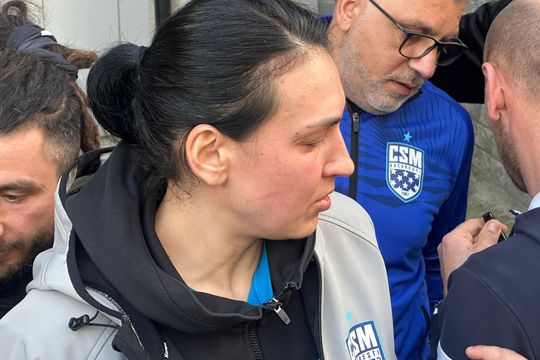 Cristina Neagu, la ieșirea din arenă, după Esbjerg - CSM București. Foto: Ionuț Iordache (GSP)