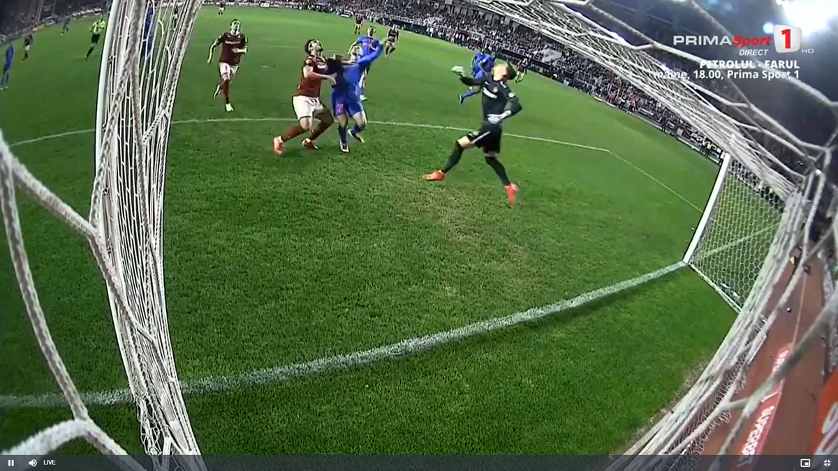 Radu Petrescu i-a refuzat Rapidului un penalty, după ce Christensen a fost tamponat de Târnovanu: „Decizie eronată”