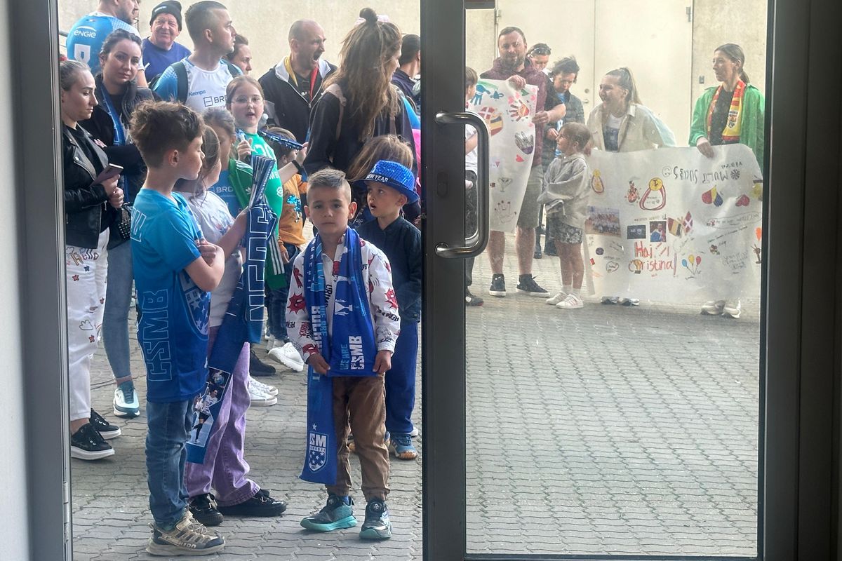 Ieșire blocată » Imagini surprinse după Esbjerg - CSM București. Pintea a scos capul pe ușa vestiarului: „Nicio șansă”