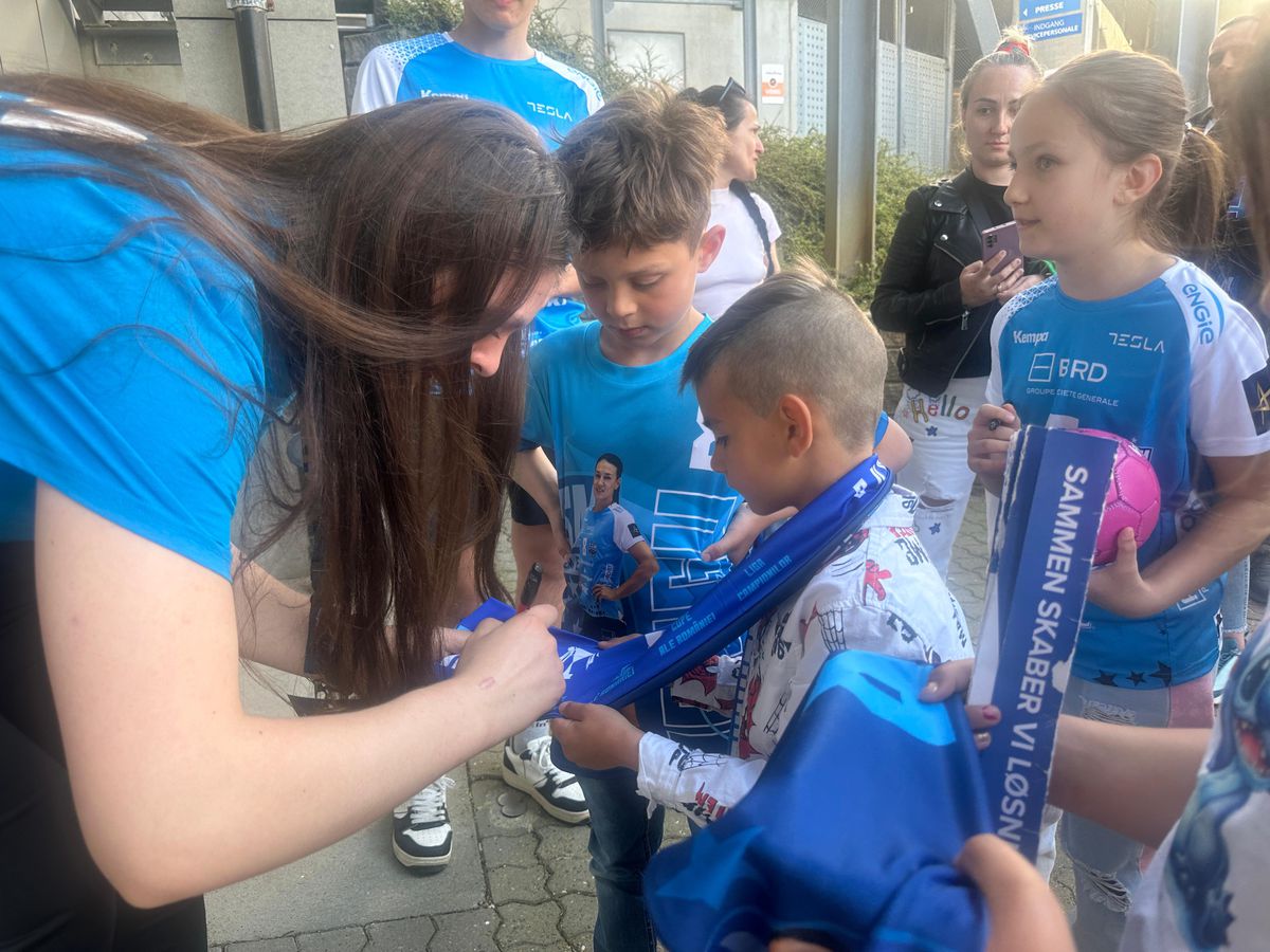 Ieșire blocată » Imagini surprinse după Esbjerg - CSM București. Pintea a scos capul pe ușa vestiarului: „Nicio șansă”