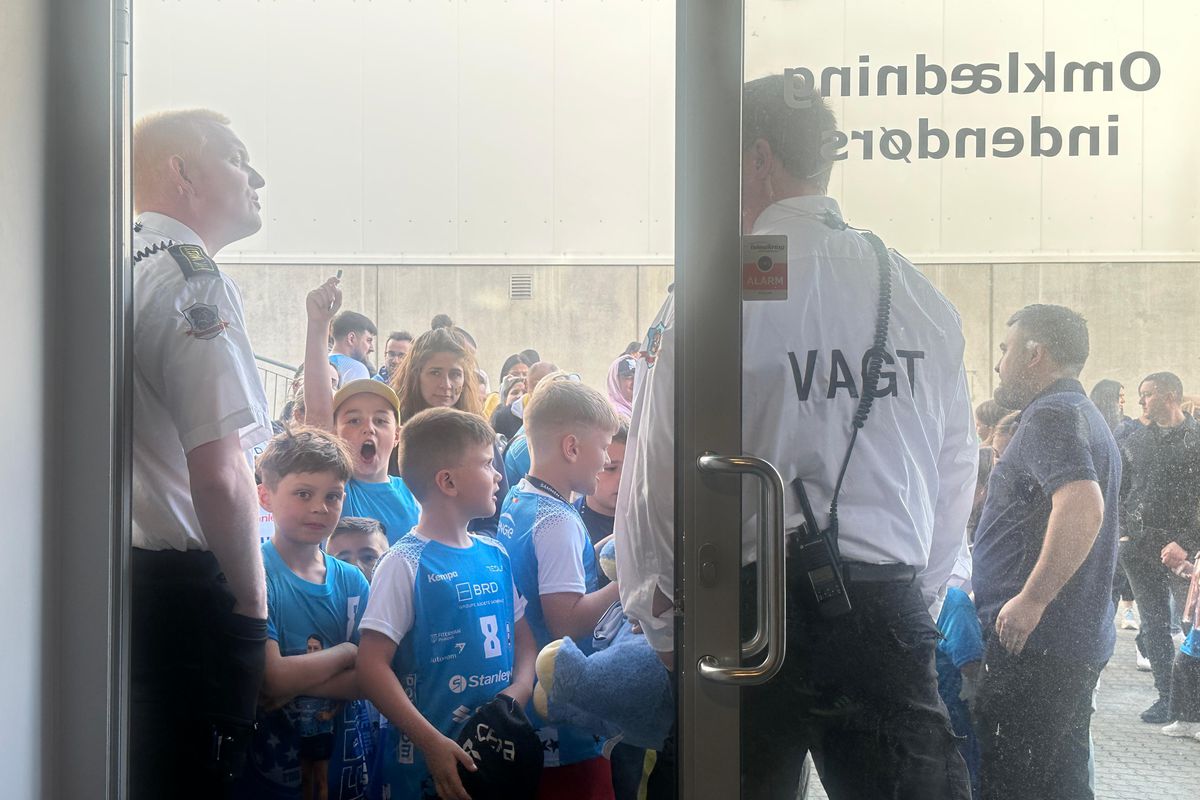 Ieșire blocată » Imagini surprinse după Esbjerg - CSM București. Pintea a scos capul pe ușa vestiarului: „Nicio șansă”